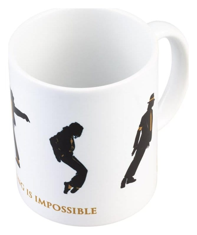 Una taza blanca con siluetas negras bailando y el texto NOTHING IS IMPOSSIBLE.
