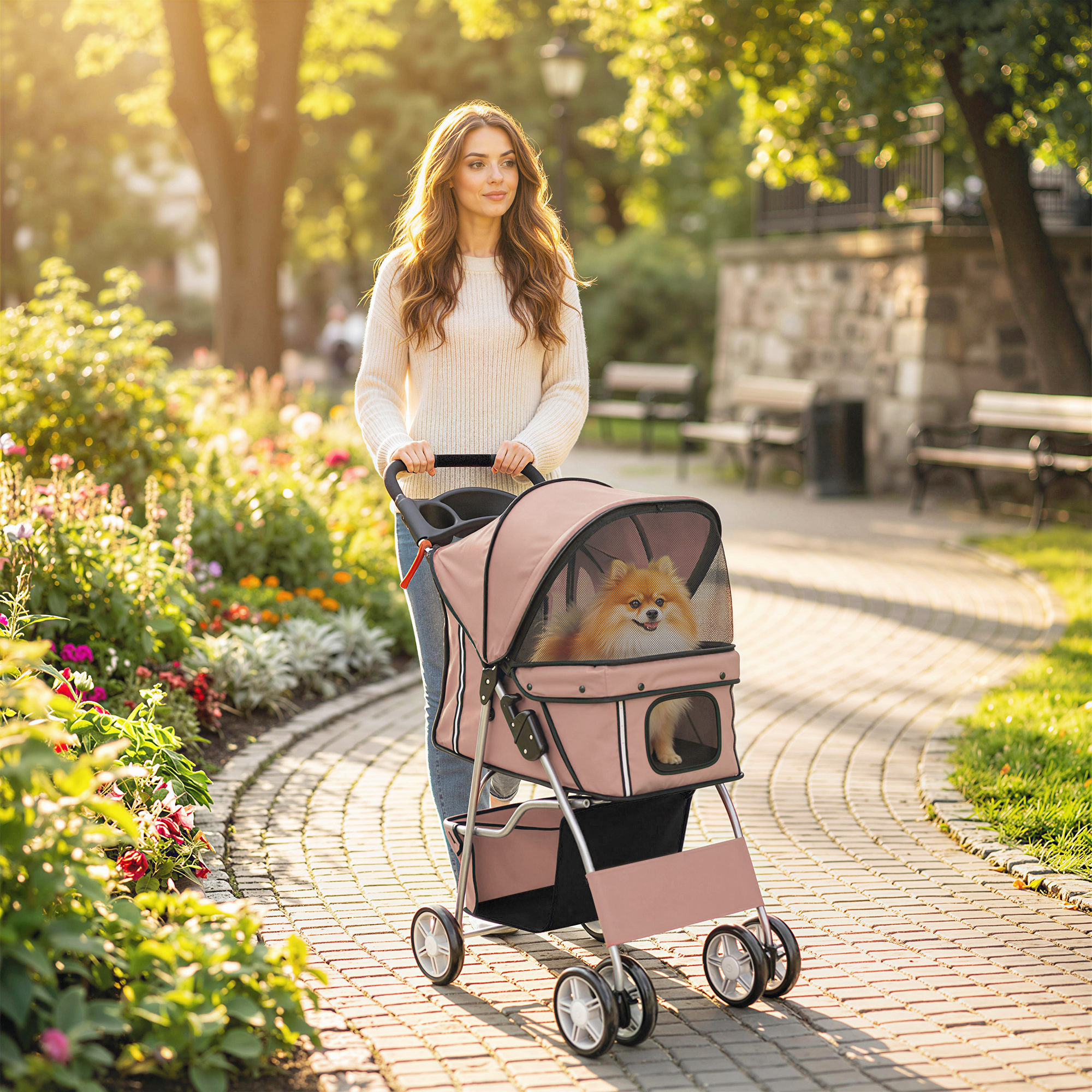 Una donna in un parco spinge un passeggino rosa con dentro un piccolo cane di Pomerania.