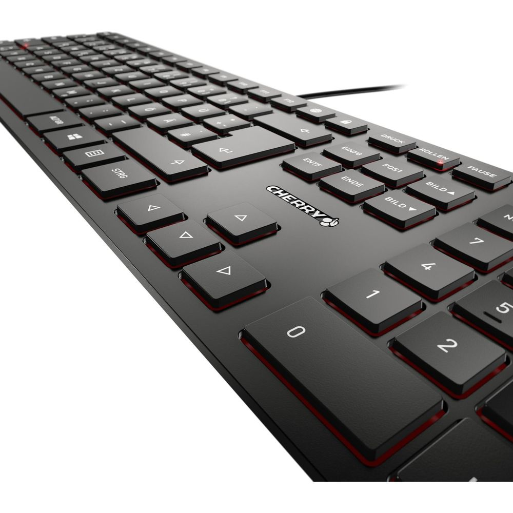 Nahaufnahme einer schwarzen Cherry-Computer-Tastatur mit roter Hintergrundbeleuchtung auf weißem Hintergrund.