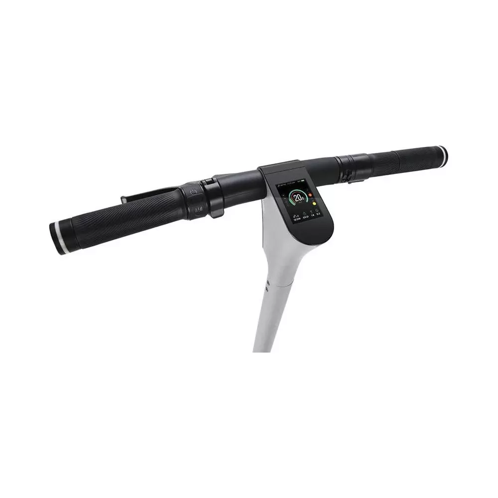 Manubrio di un monopattino elettrico con display integrato e impugnature in gomma su sfondo bianco.