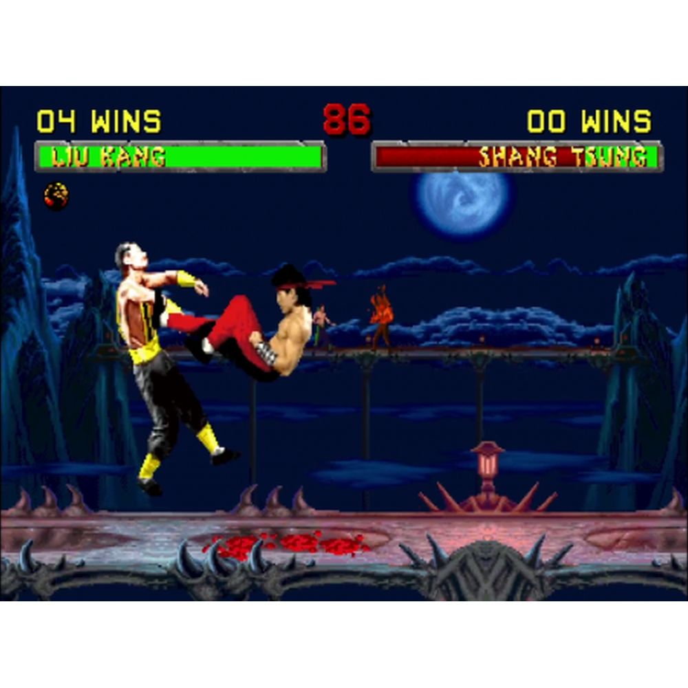 Liu Kang kämpft im Videospiel gegen Shang Tsung auf einer Brücke bei Nacht mit Vollmond.