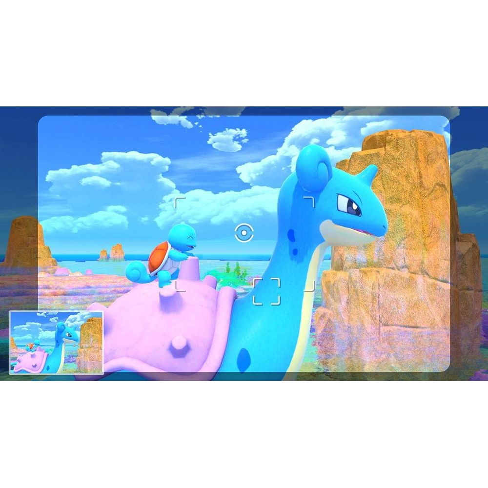Un Lapras blu nuota nel mare mentre uno Squirtle cavalca il suo guscio rosa, vicino a una scogliera.