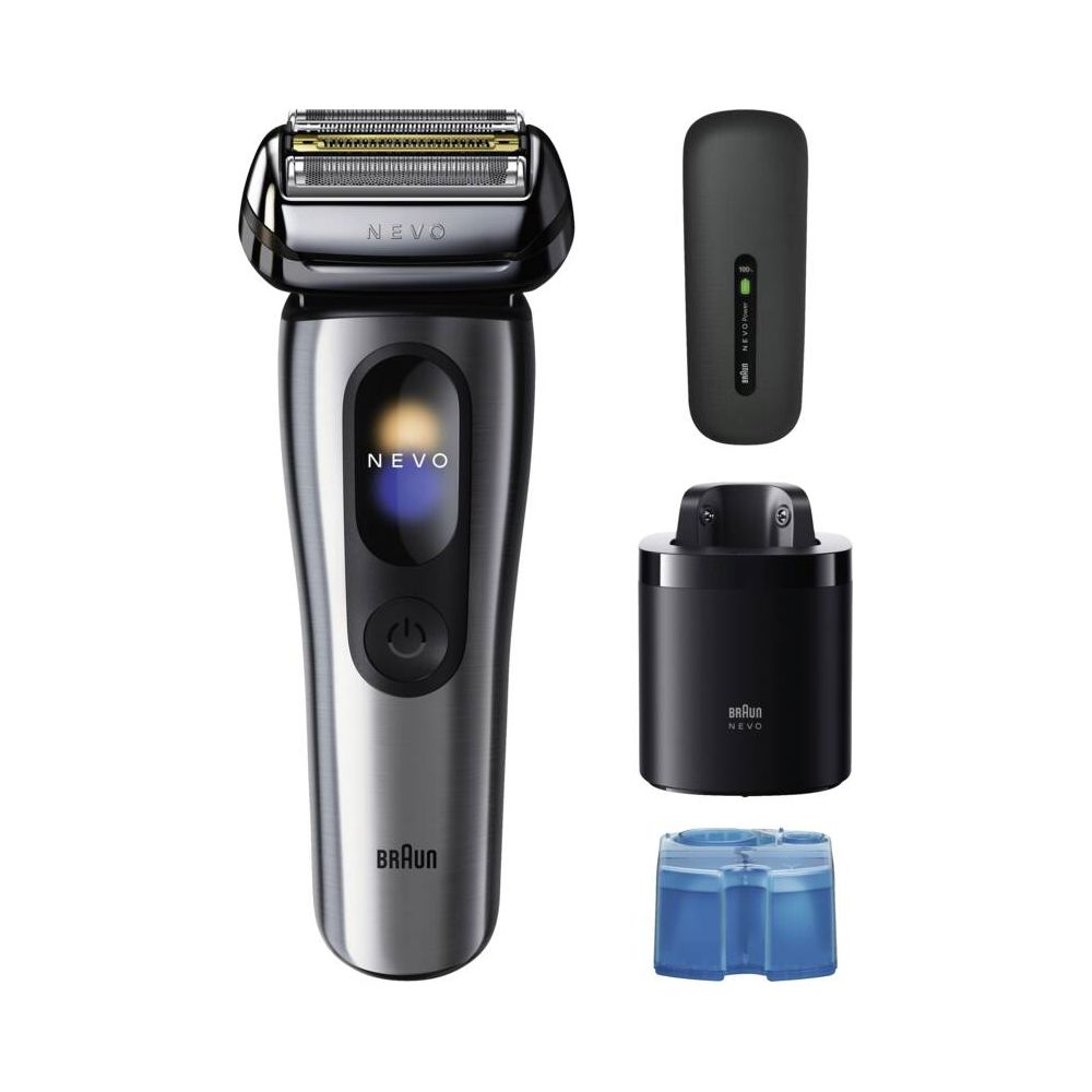Rasoio elettrico argentato con display, base di ricarica nera, power bank e cartuccia di pulizia.