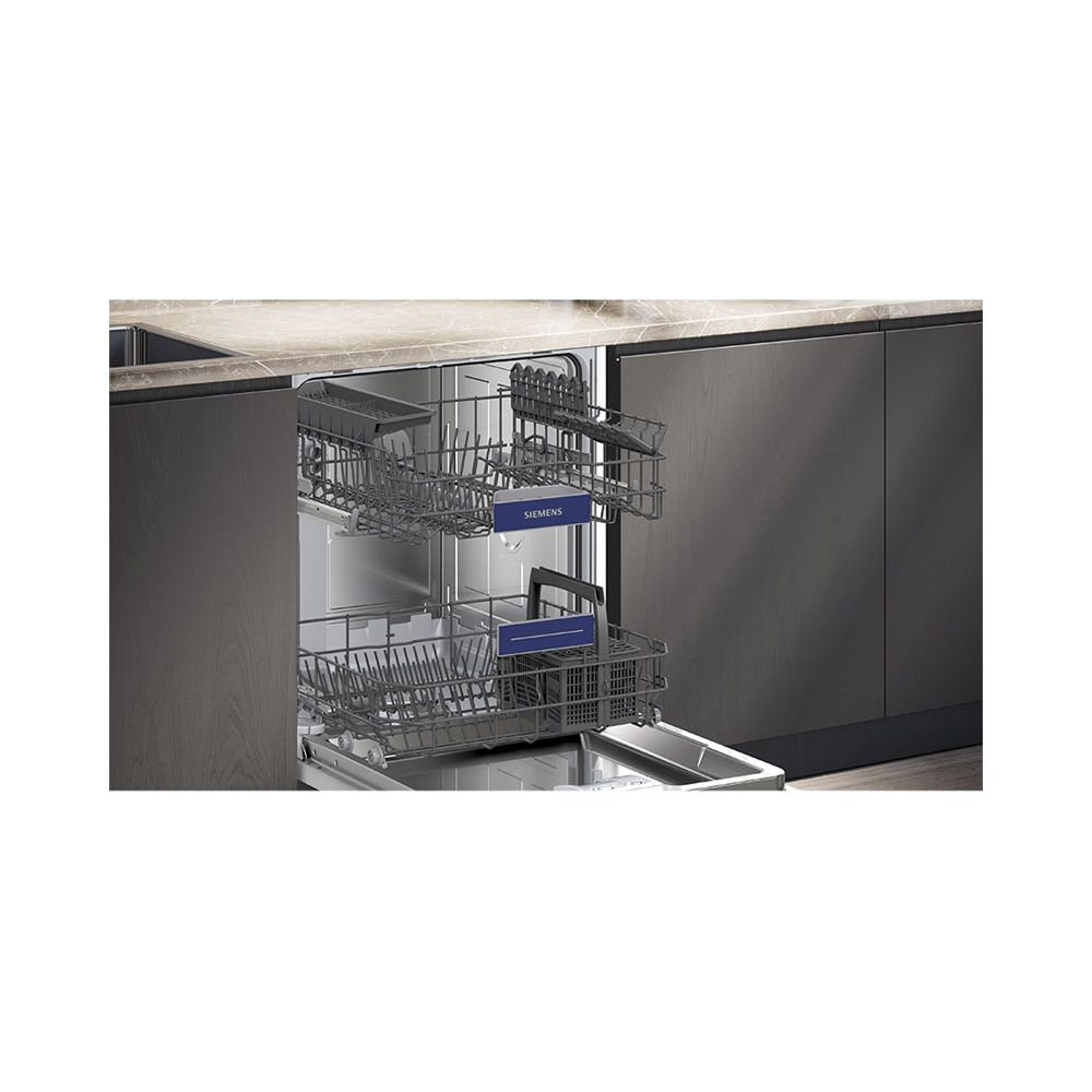 Offene Siemens-Geschirrspülmaschine in einer modernen Küche mit zwei ausziehbaren Körben und grauem Schrank.
