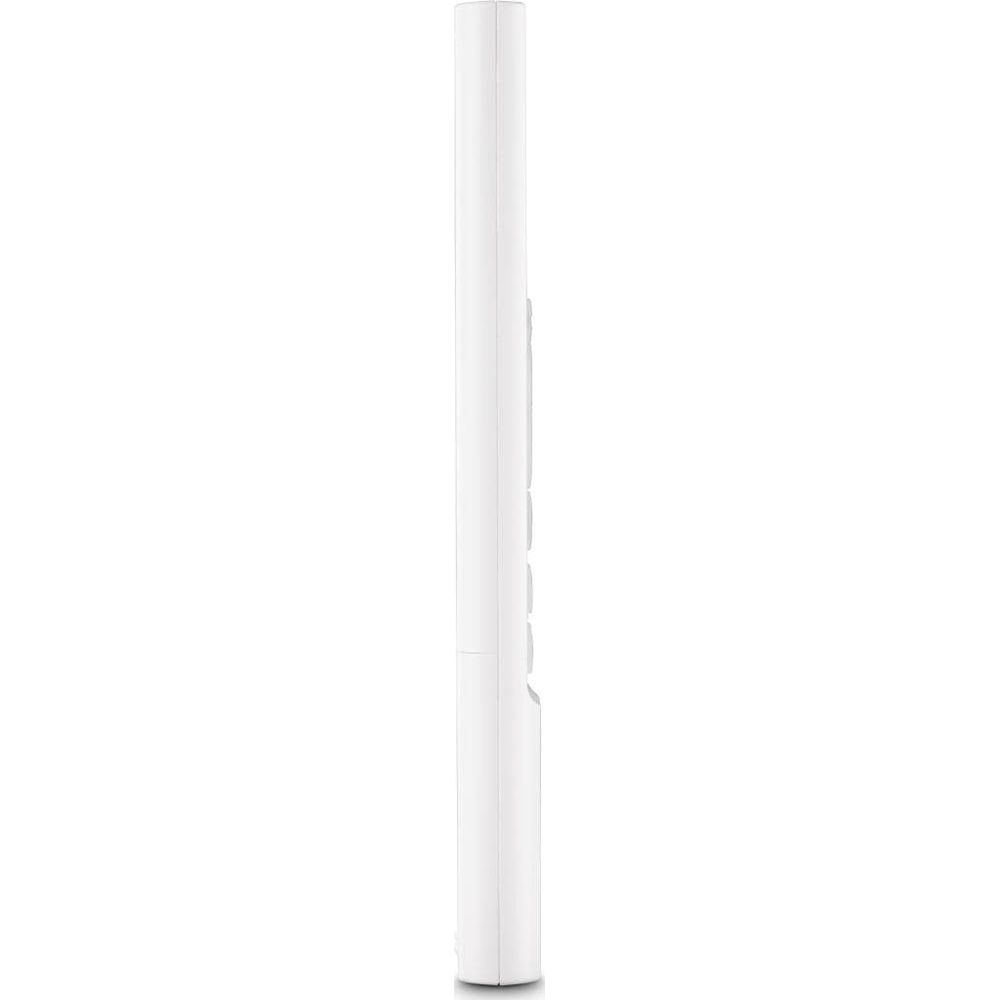 Un telecomando bianco, visto di profilo su sfondo bianco.