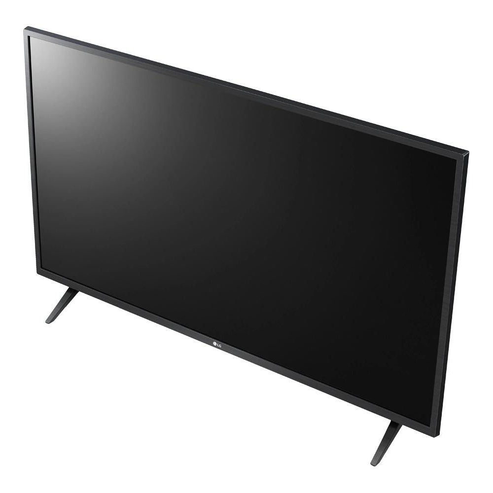 Una TV LG nera a schermo piatto con cornici sottili poggia su due piedini su sfondo bianco.
