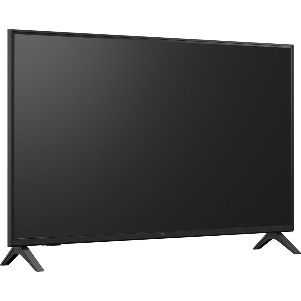 Una moderna TV a schermo piatto nera su due piccoli supporti a V su sfondo bianco.