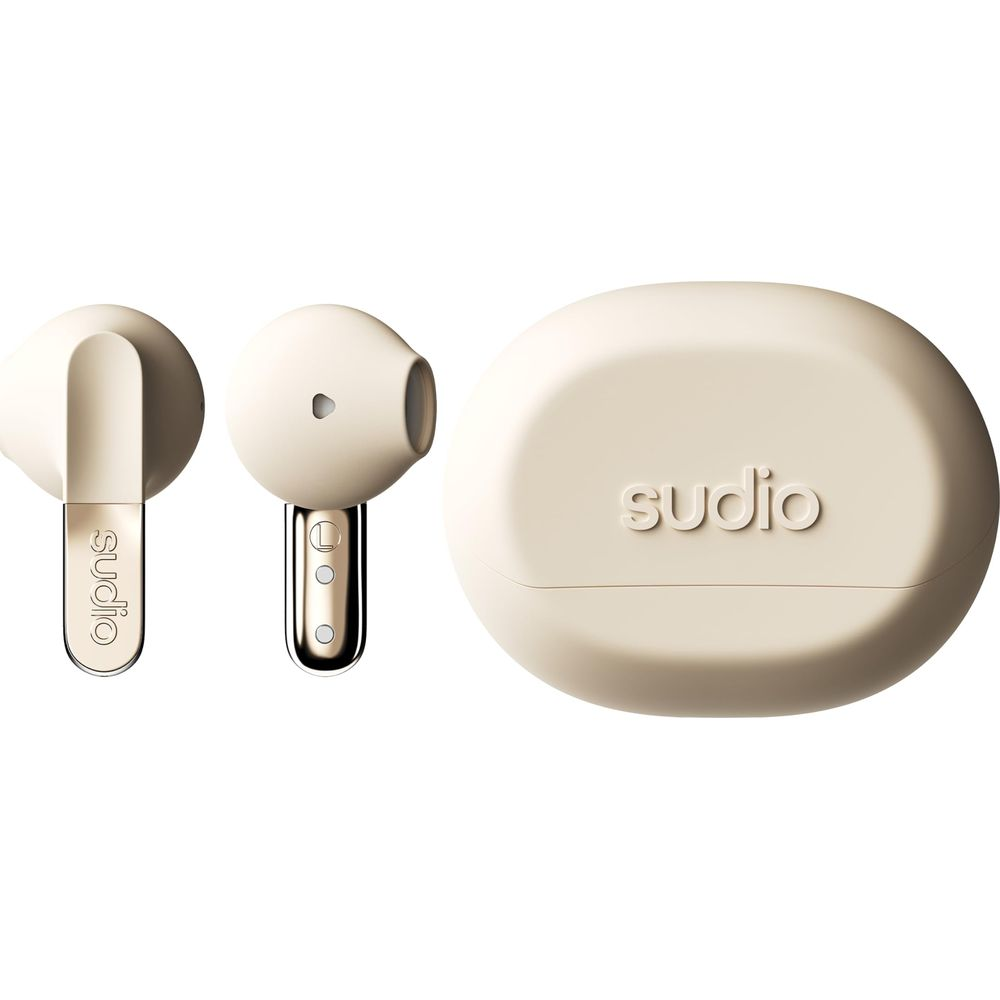 Beige kabellose Ohrhörer mit Goldakzenten und Ladecase vor weißem Hintergrund.