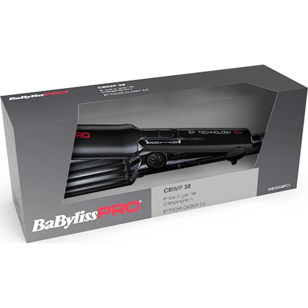 Una piastra per capelli nera BaBylissPRO Crimp 38 nella confezione grigia e bianca su sfondo bianco.