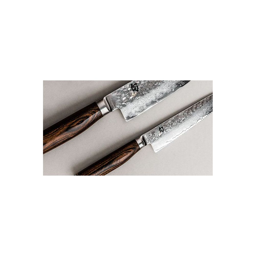 Zwei japanische Küchenmesser mit Damastklinge und Holzgriffen auf grauem Hintergrund.