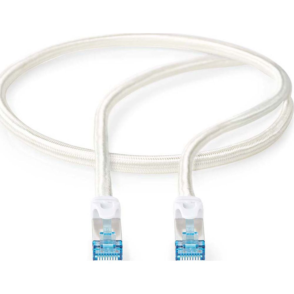 Ein weißes Ethernet-Kabel mit blauen Steckern auf weißem Hintergrund.