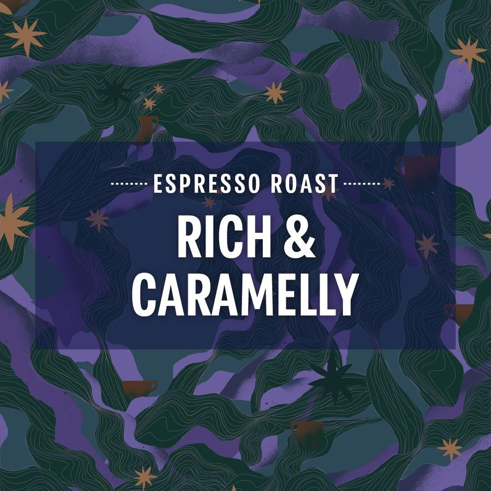 Un motivo astratto verde scuro e viola con stelle, tazze di caffè e testo ESPRESSO ROAST RICH & CARAMELLY.