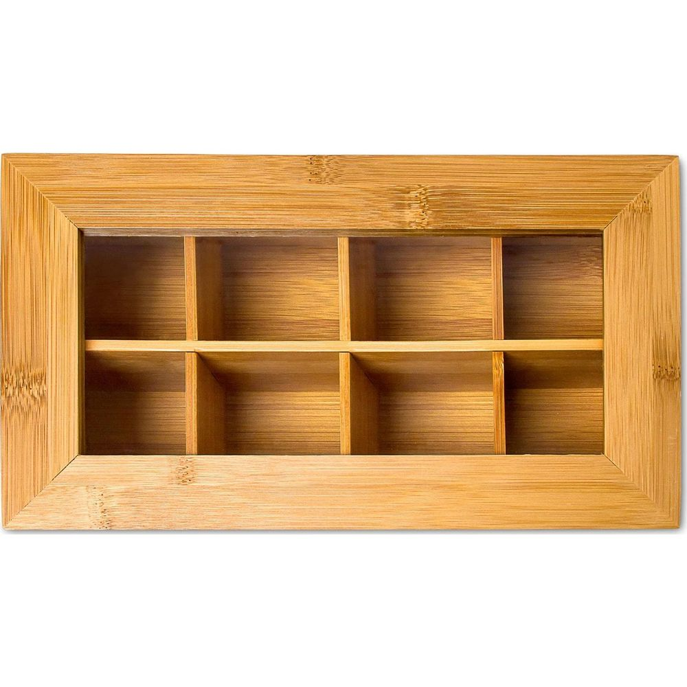 Eine hölzerne Teebox mit einem Glasdeckel und acht Fächern vor weißem Hintergrund.