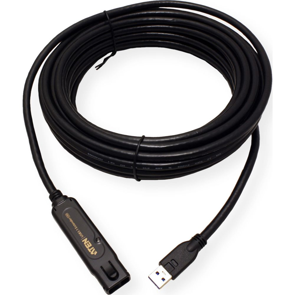 Un cable de extensión USB negro y largo enrollado con un enchufe y un puerto sobre fondo blanco.