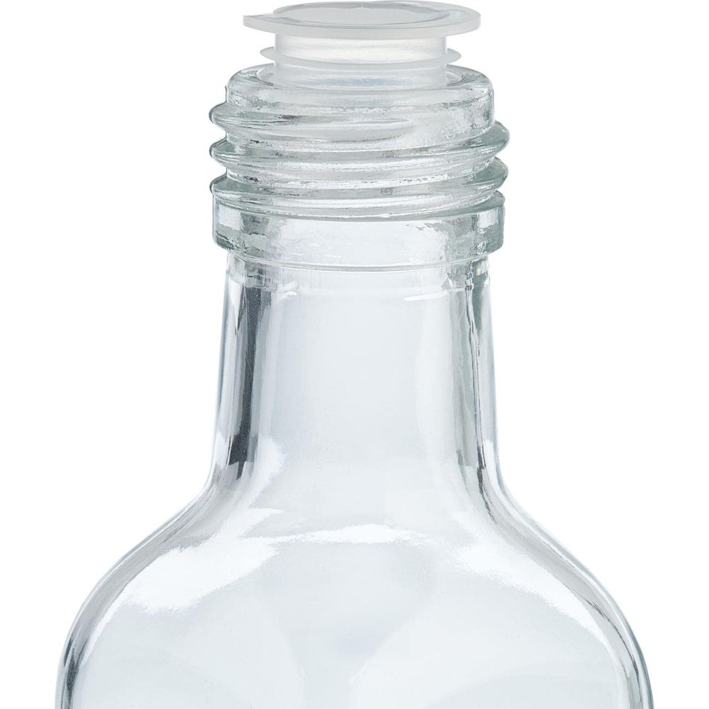 Nahaufnahme des Flaschenhalses einer durchsichtigen Glasflasche mit Kunststoffeinsatz.