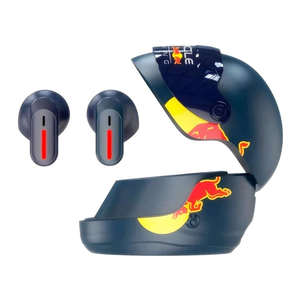 Dunkelblaue Ohrhörer mit Ladecase im Design eines Red Bull Racing Helms auf weißem Hintergrund.