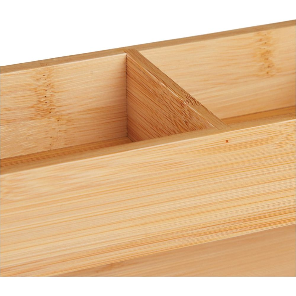 Nahaufnahme eines hellbraunen Holzbambus-Organizer-Tabletts mit Fächern vor weißem Hintergrund.