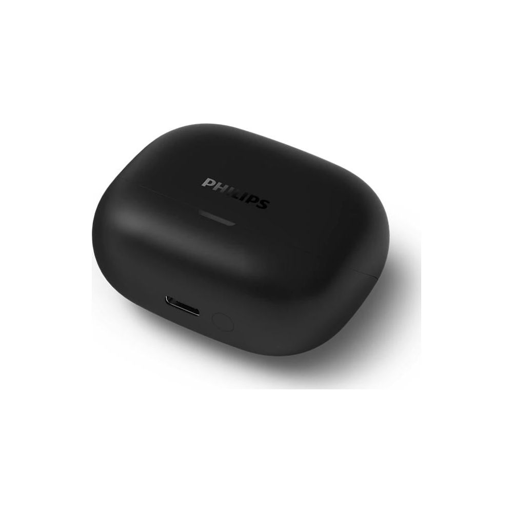 Czarne etui ładujące do słuchawek bezprzewodowych Philips z portem USB-C na białym tle.