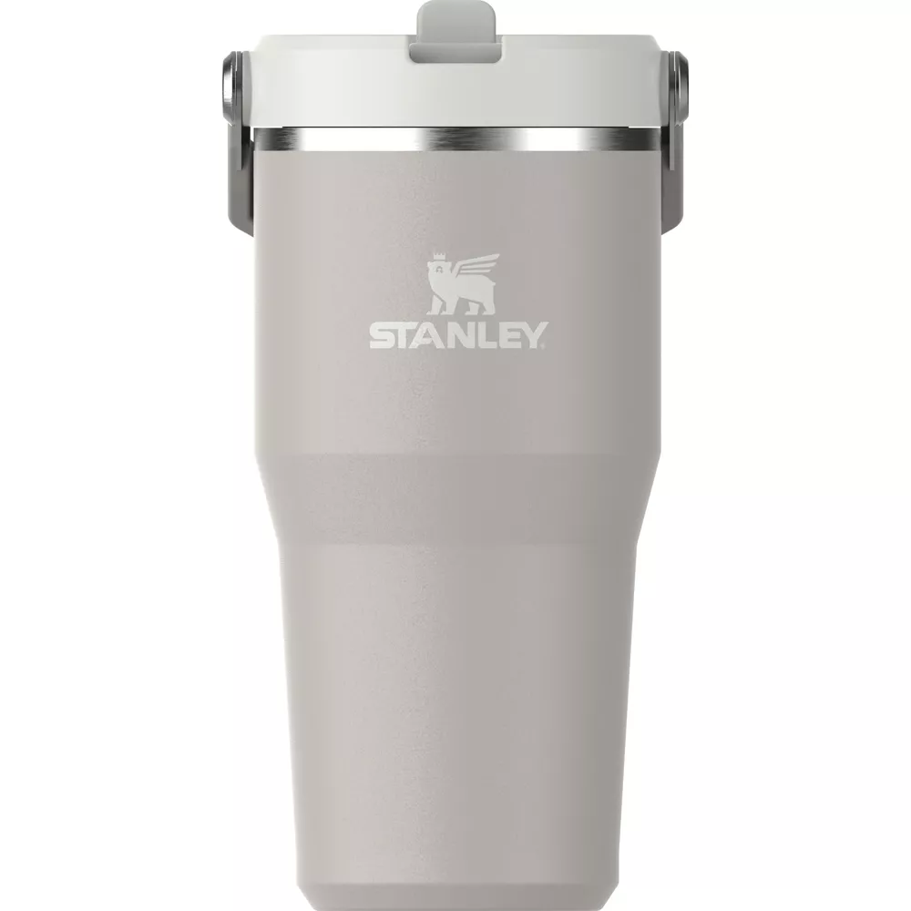 Beyaz kapaklı ve logo ile gri Stanley bardak.