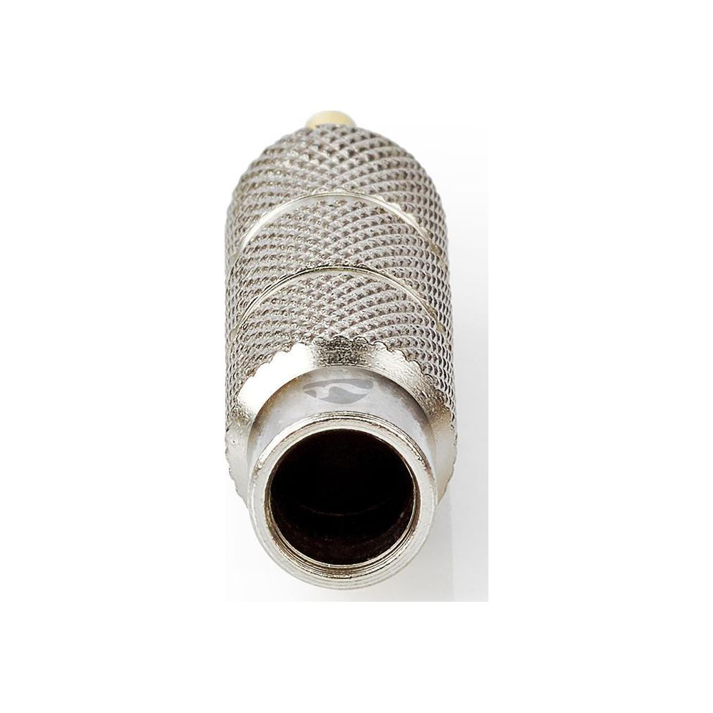 Ein silberner RCA-Audiostecker mit gerändeltem Metallgehäuse vor weißem Hintergrund.