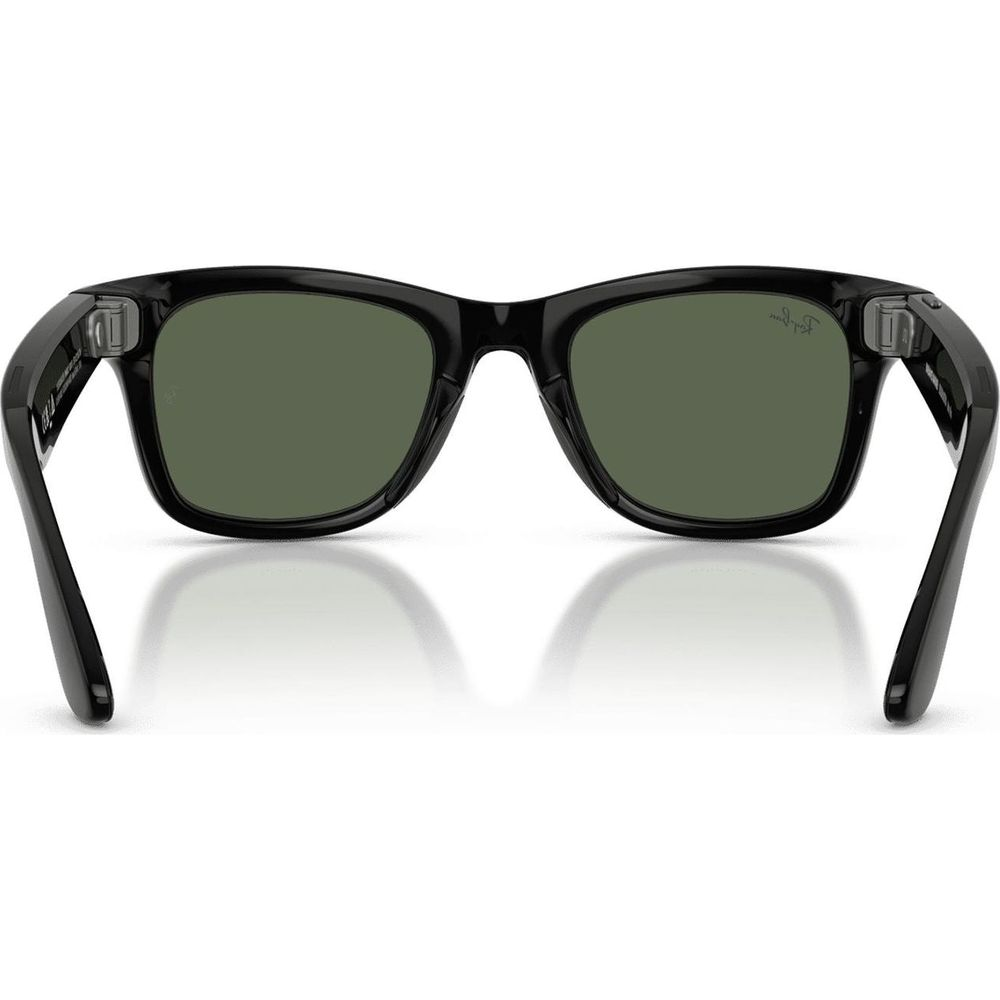 Schwarze Ray-Ban Sonnenbrille mit dunkelgrünen Gläsern, frontal auf weißem Hintergrund mit leichten Schatten.