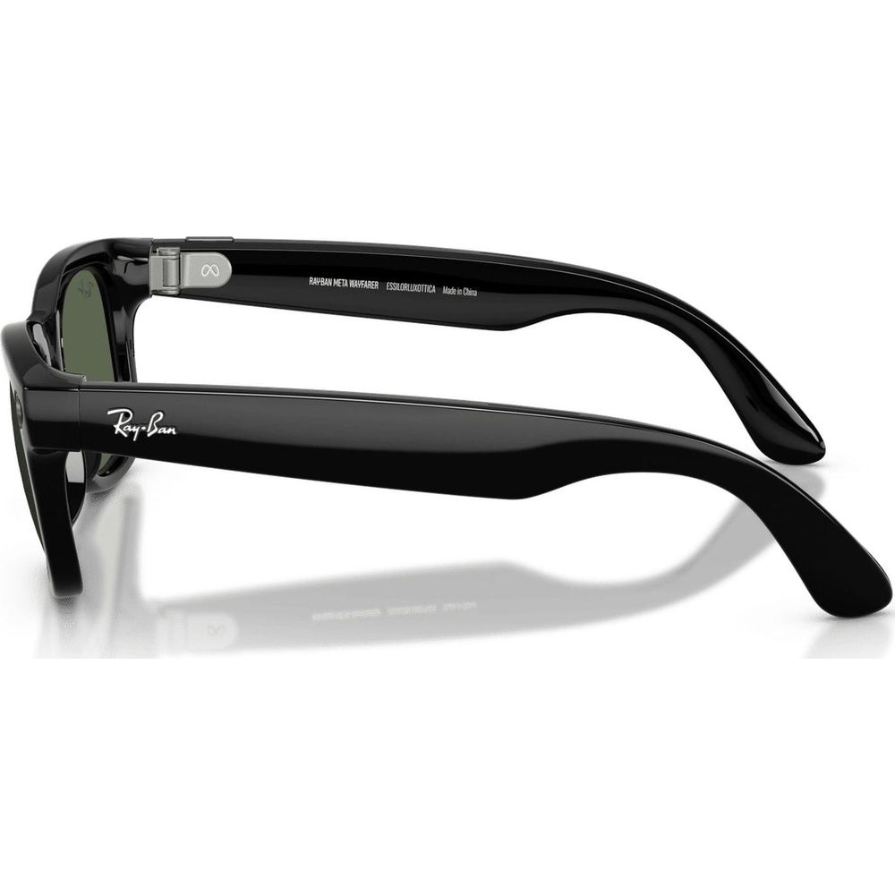 Schwarze Ray-Ban Meta Wayfarer Sonnenbrille von der Seite auf weißem Hintergrund.