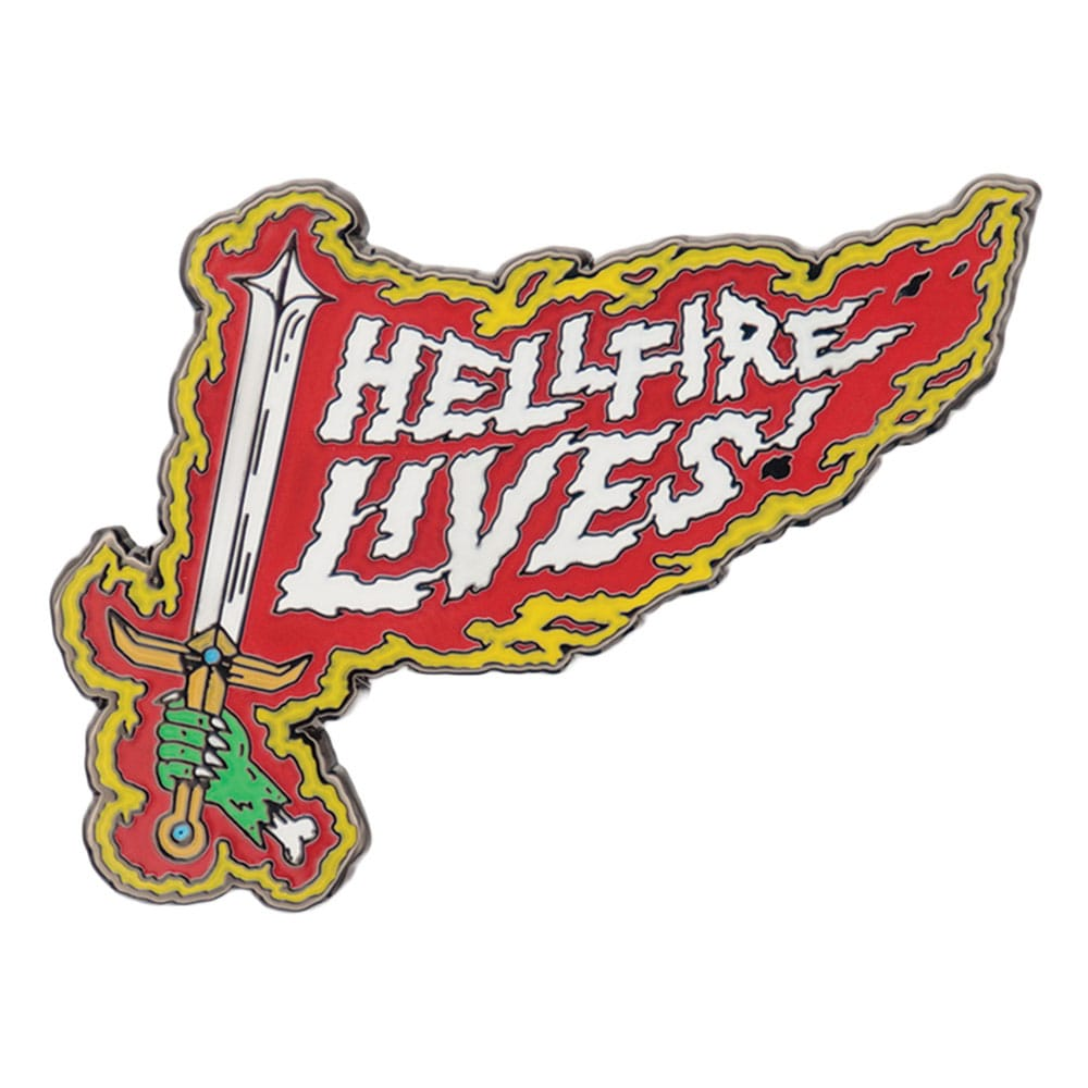 Un pin esmaltado rojo y amarillo con una espada y el texto Hellfire Lives.