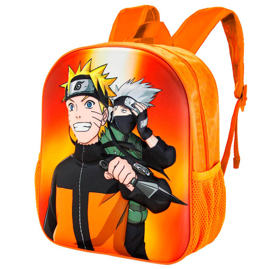 Una mochila infantil naranja con los personajes Naruto y Kakashi en el frente contra un fondo de fuego.