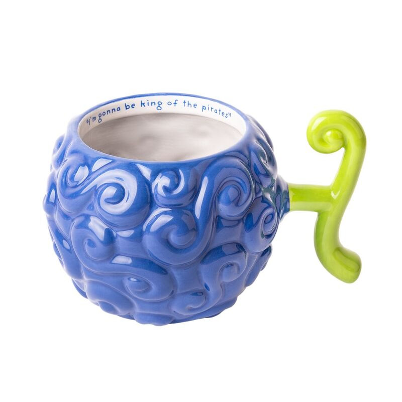 Una taza de cerámica azul con patrones de remolino, un asa verde rizada y texto interior que dice 'im gonna be king of the pirates'.