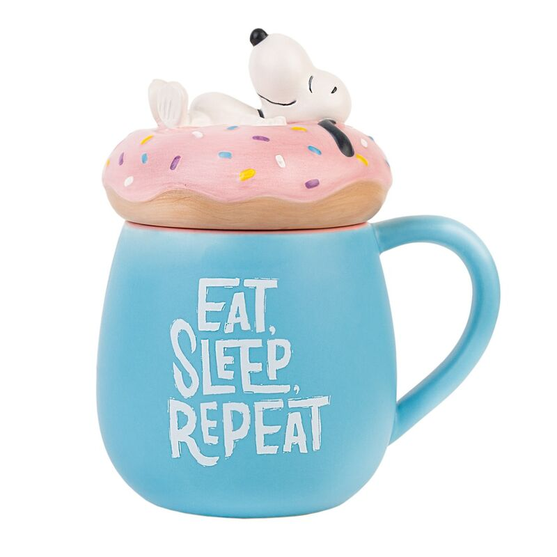Taza de cerámica azul con texto EAT SLEEP REPEAT y tapa de rosquilla con Snoopy.