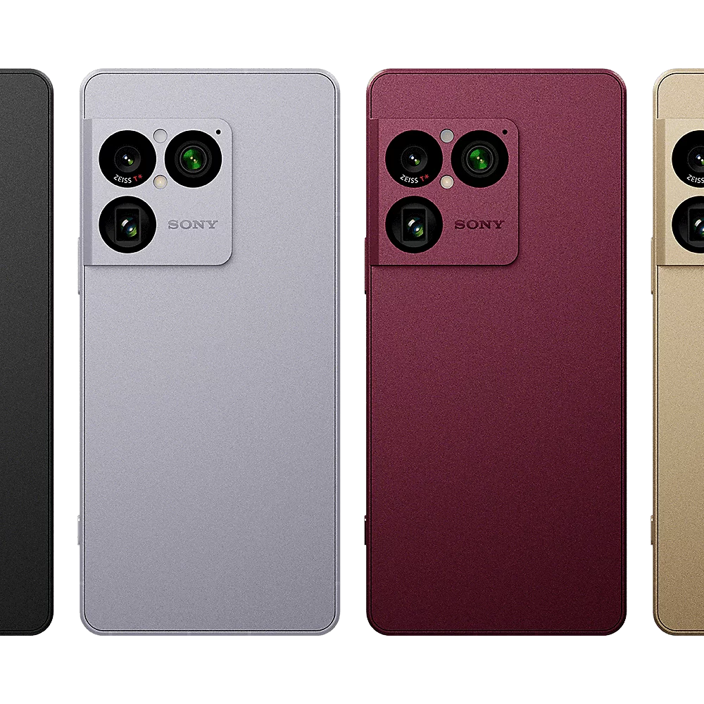 Vier Sony-Smartphones in verschiedenen Farben nebeneinander mit Dreifach-Kamera und Zeiss-Branding.