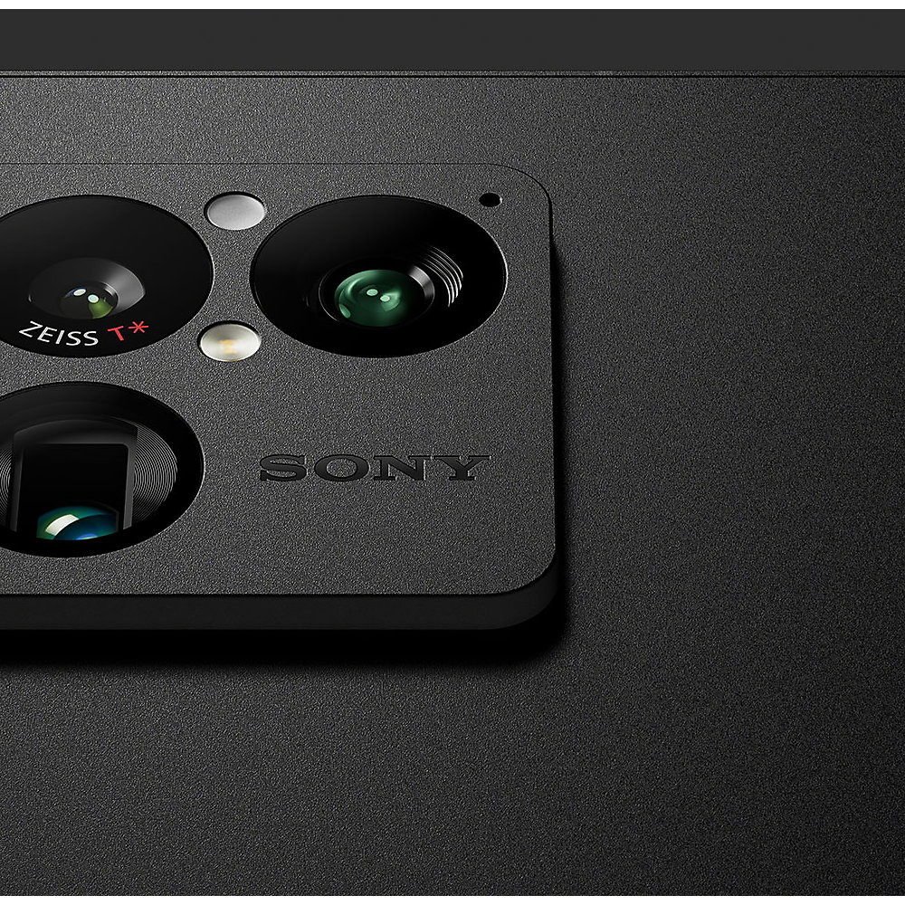 Nahaufnahme der schwarzen Sony-Smartphone-Rückseite mit Zeiss-Kameramodul und drei Linsen.