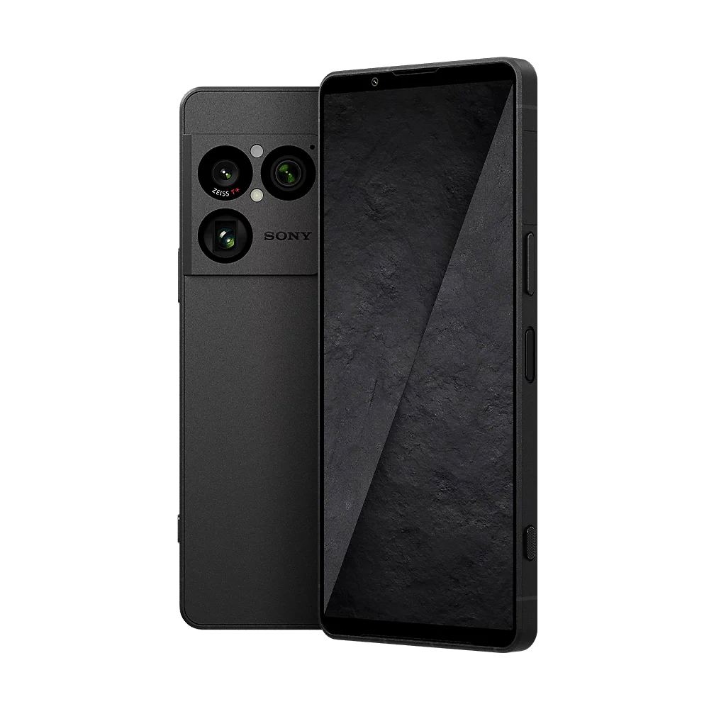 Zwei schwarze Sony-Smartphones auf schwarzem Hintergrund, eines zeigt den Bildschirm und das andere die Triple-Kamera.