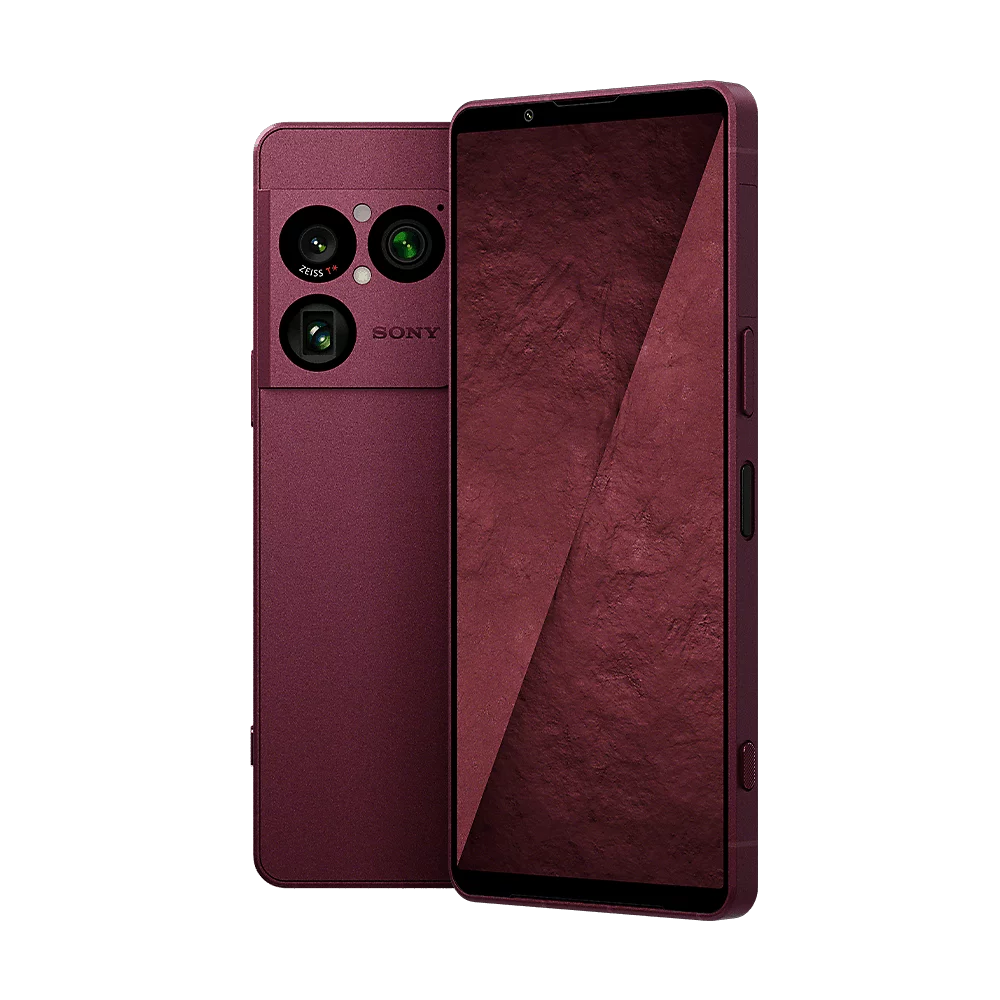 Ein dunkelrotes Sony-Smartphone mit drei Kameras auf der Rückseite und textured Display.