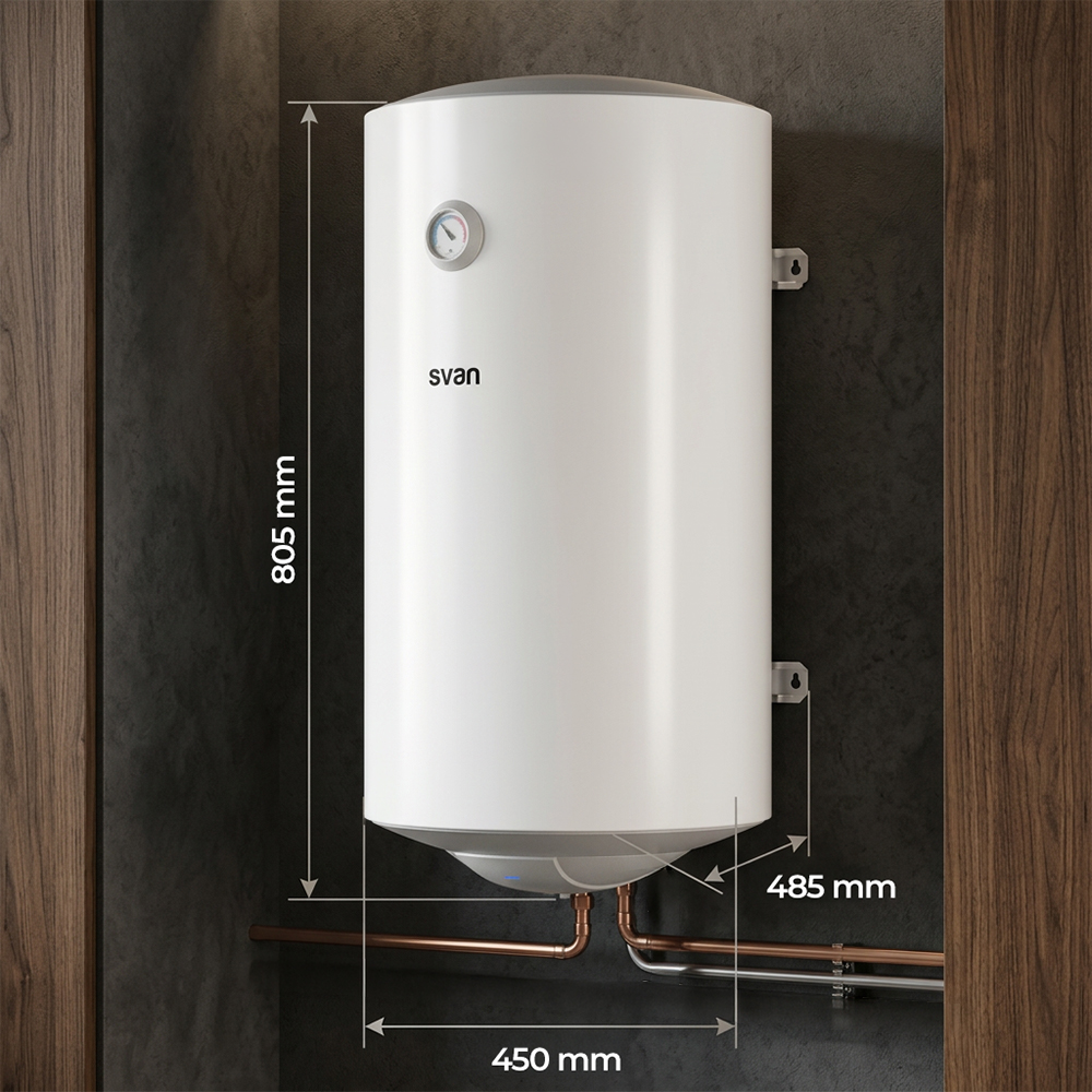 Calentador de agua Svan blanco con marcas de dimensiones en una pared oscura entre paneles de madera.