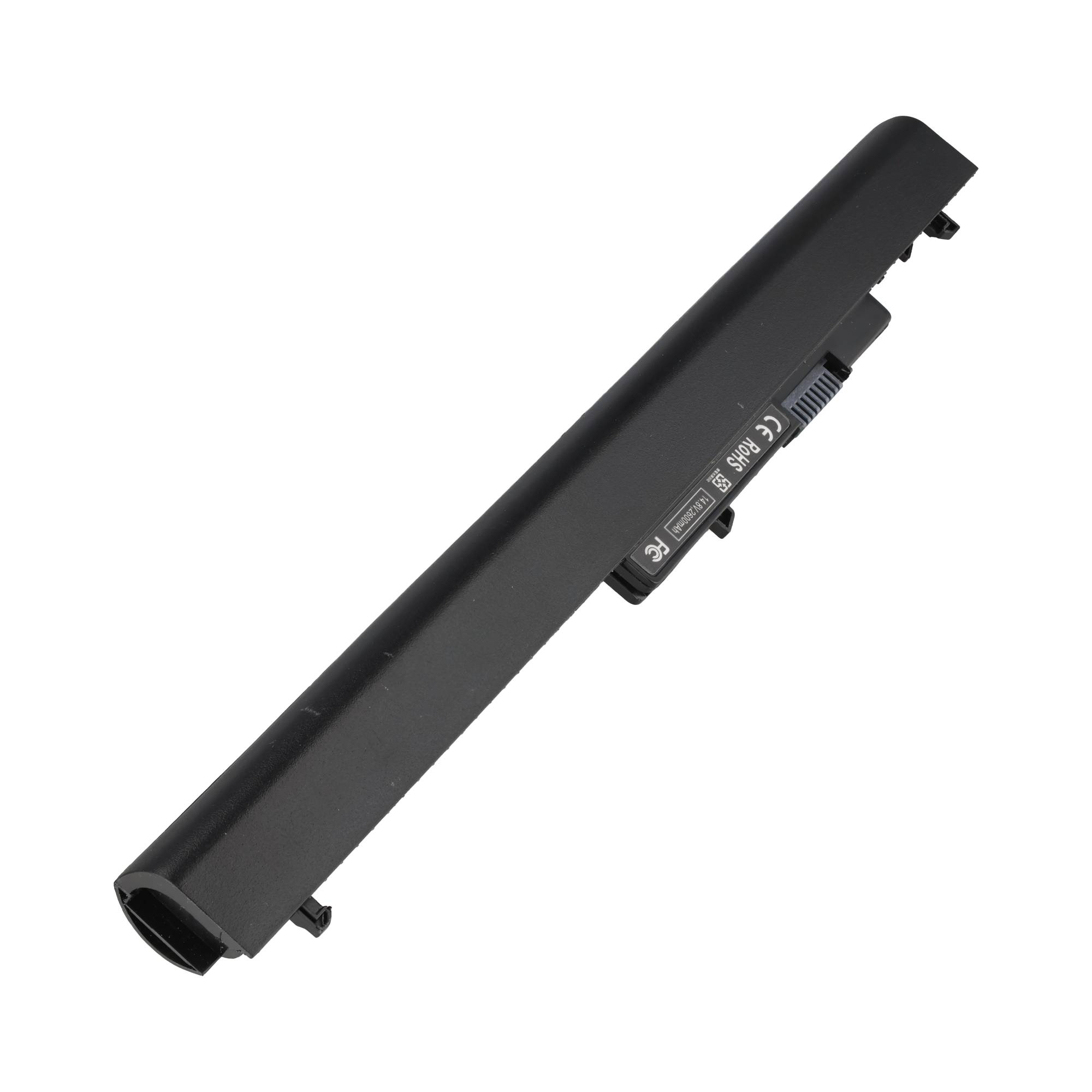 Eine schwarze Laptop-Batterie diagonal auf weißem Hintergrund platziert.