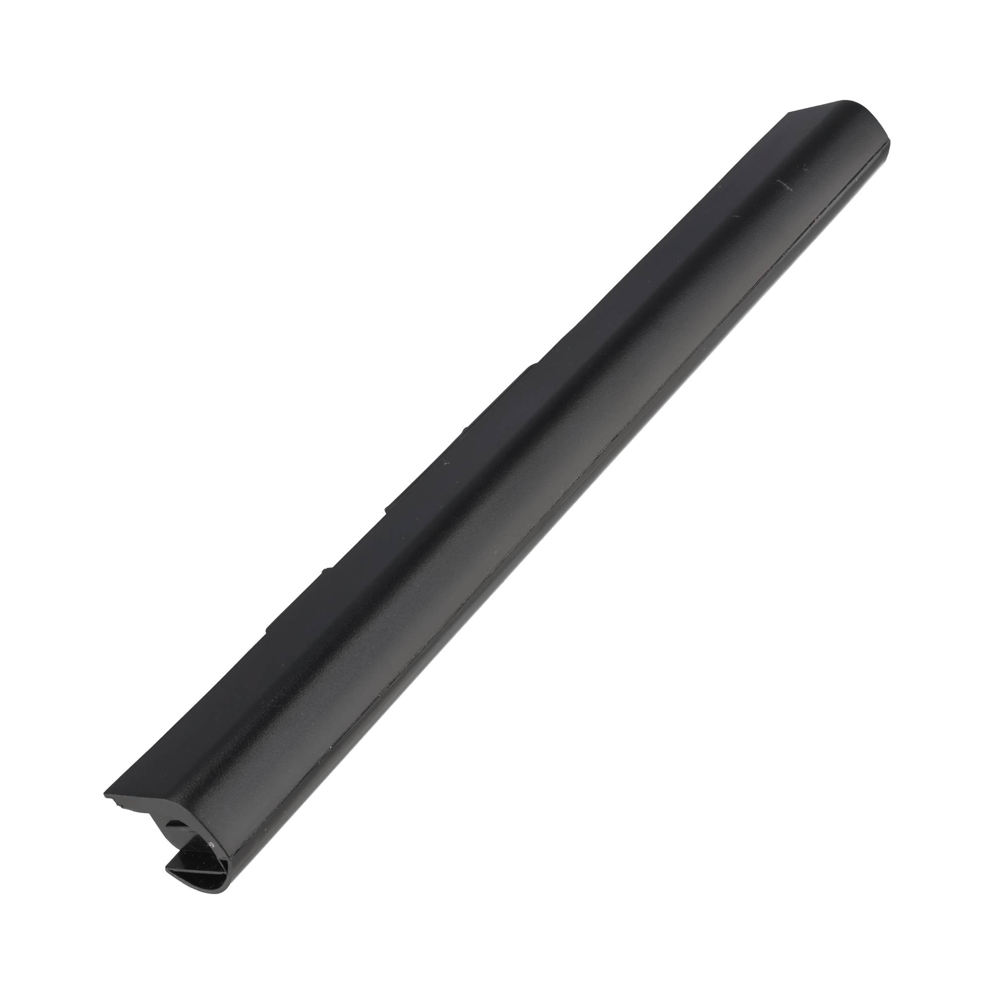 Ein schwarzer, länglicher Laptop-Akku, diagonal vor weißem Hintergrund.