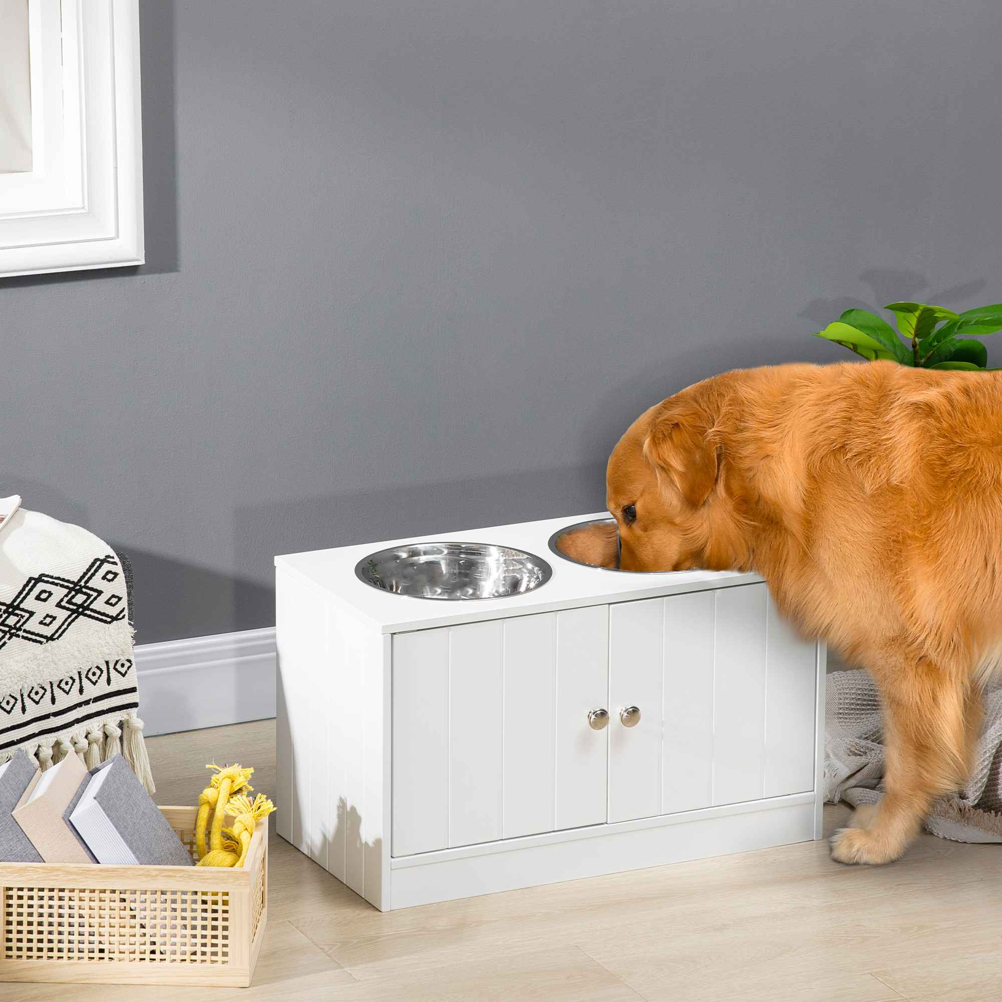 Un golden retriever mangia dalle ciotole su una stazione di alimentazione bianca.