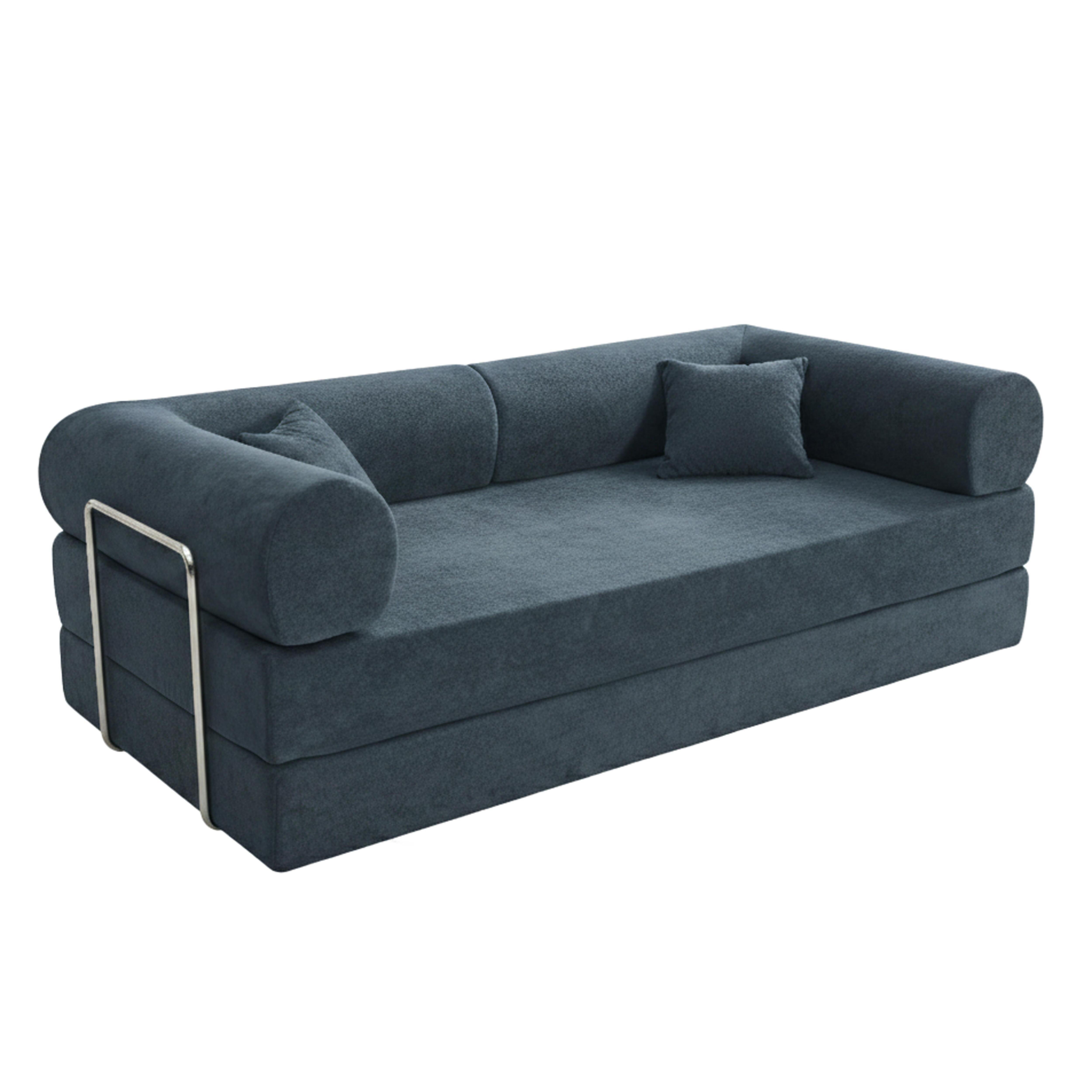 Ein modernes dunkelgraues Sofa mit zylindrischen Armlehnen, zwei Kissen und silbernem Metallgestell auf weißem Grund.
