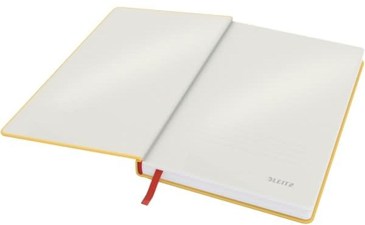 Ein offenes Notizbuch mit gelbem Einband und einem roten Lesezeichen auf weißem Hintergrund.