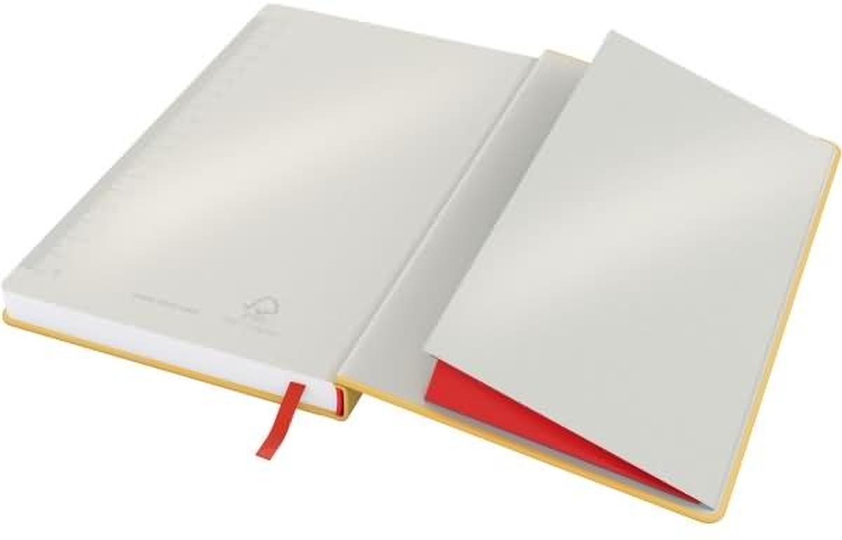 Ein offenes Notizbuch mit gelbem Einband und einem roten Lesezeichen.