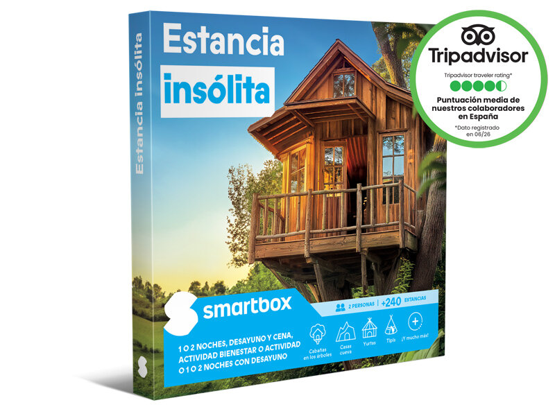 Caja regalo Smartbox de estancias insólitas con una casa en el árbol de madera en un bosque al atardecer.