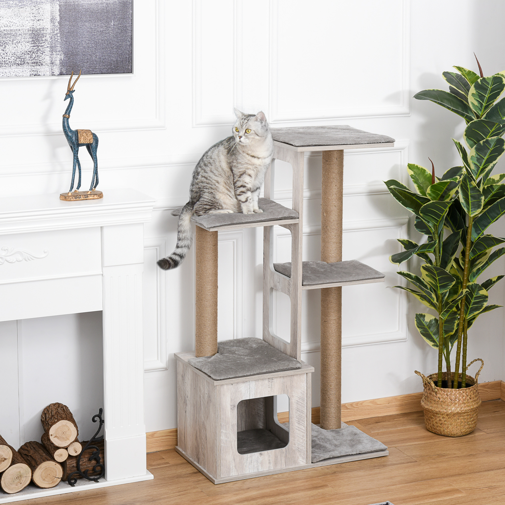 Un gatto tigrato grigio siede su un tiragraffi in legno a più livelli in una stanza luminosa.