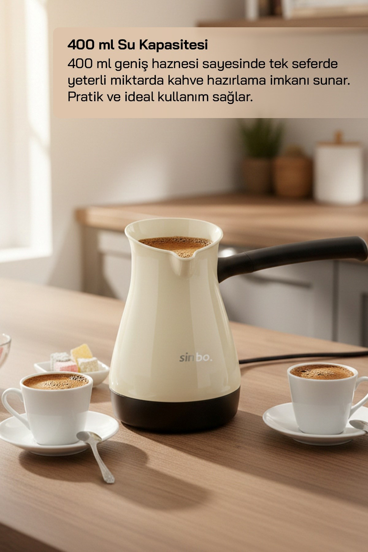Ahşap masa üzerinde iki fincan kahve ve lokumla birlikte bej renkli Sinbo kahve makinesi.
