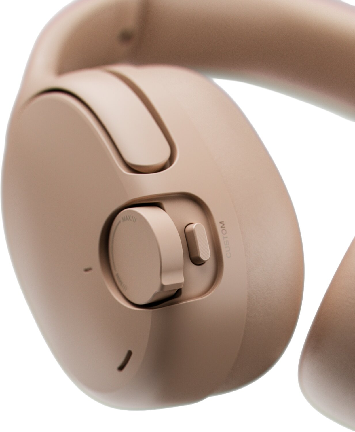 Primer plano de auriculares inalámbricos beige con un dial de volumen y botón.