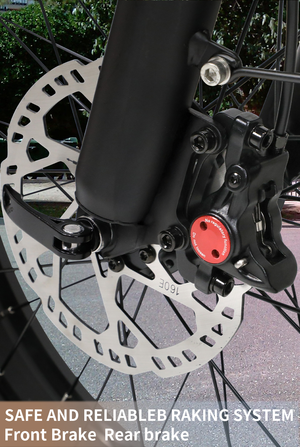 Primer plano de un disco de freno de bicicleta con rotor plateado y pinza negra.