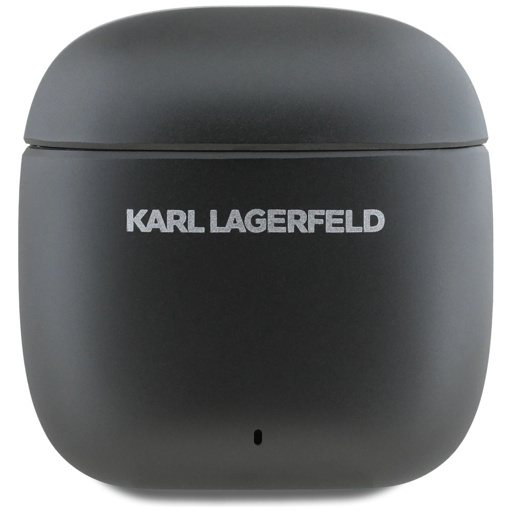 Ön tarafında gümüş rengi Karl Lagerfeld logosu bulunan mat siyah kablosuz kulaklık şarj kutusu.
