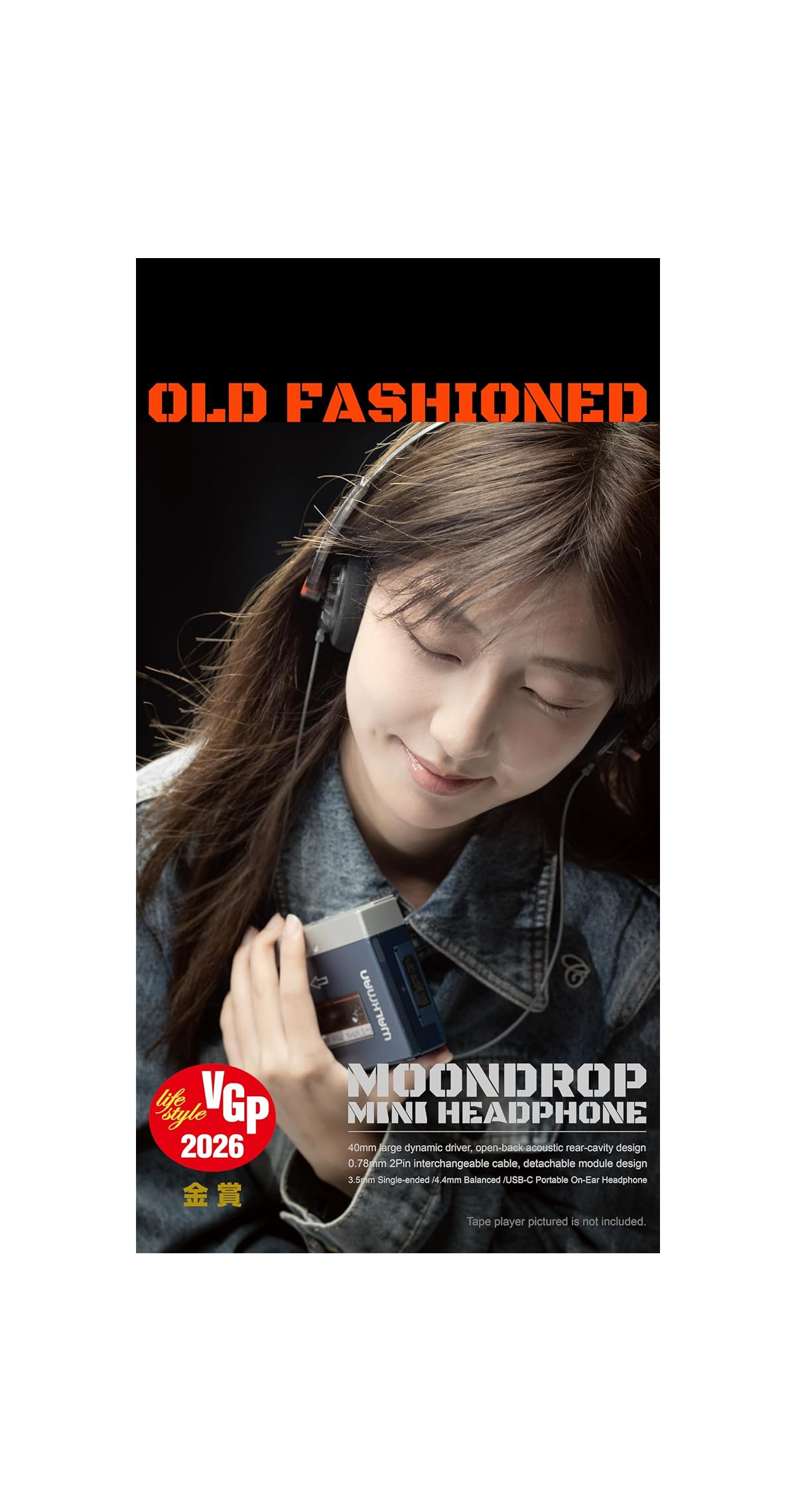 Frau mit Kopfhörern und Walkman, im Retrostil mit Text-Overlays.