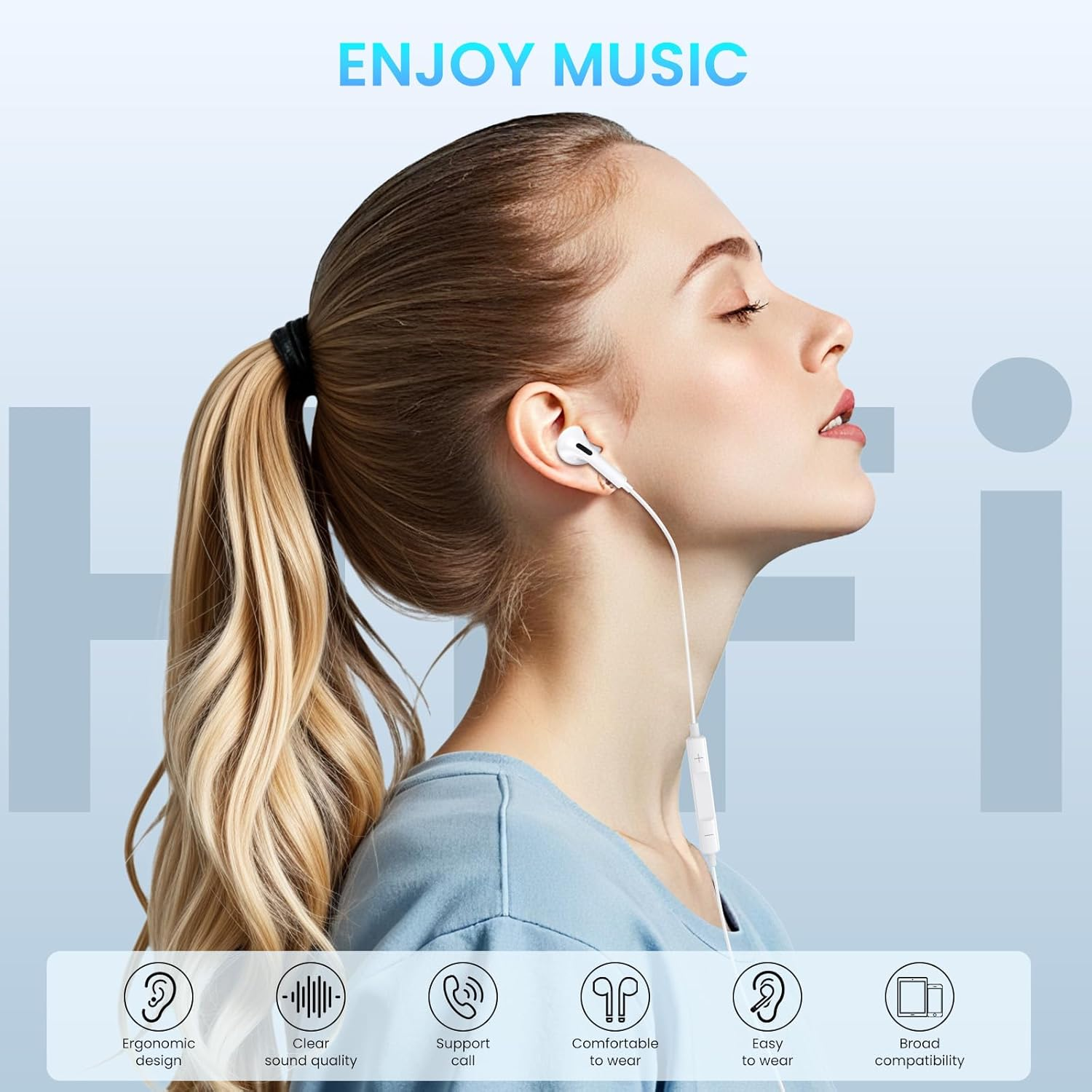 Frau mit blondem Pferdeschwanz trägt weiße In-Ear-Kopfhörer vor einem blauen Hintergrund mit der Aufschrift HiFi.