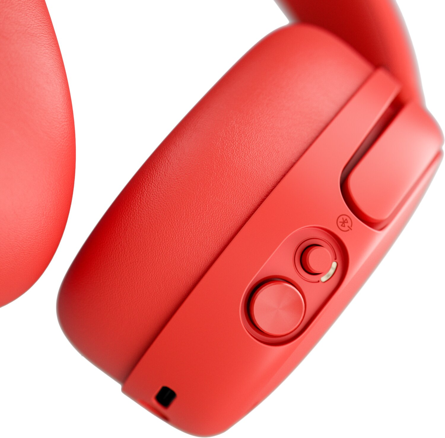 Primer plano de auriculares inalámbricos rojos con botones de control e icono de Bluetooth sobre fondo blanco.